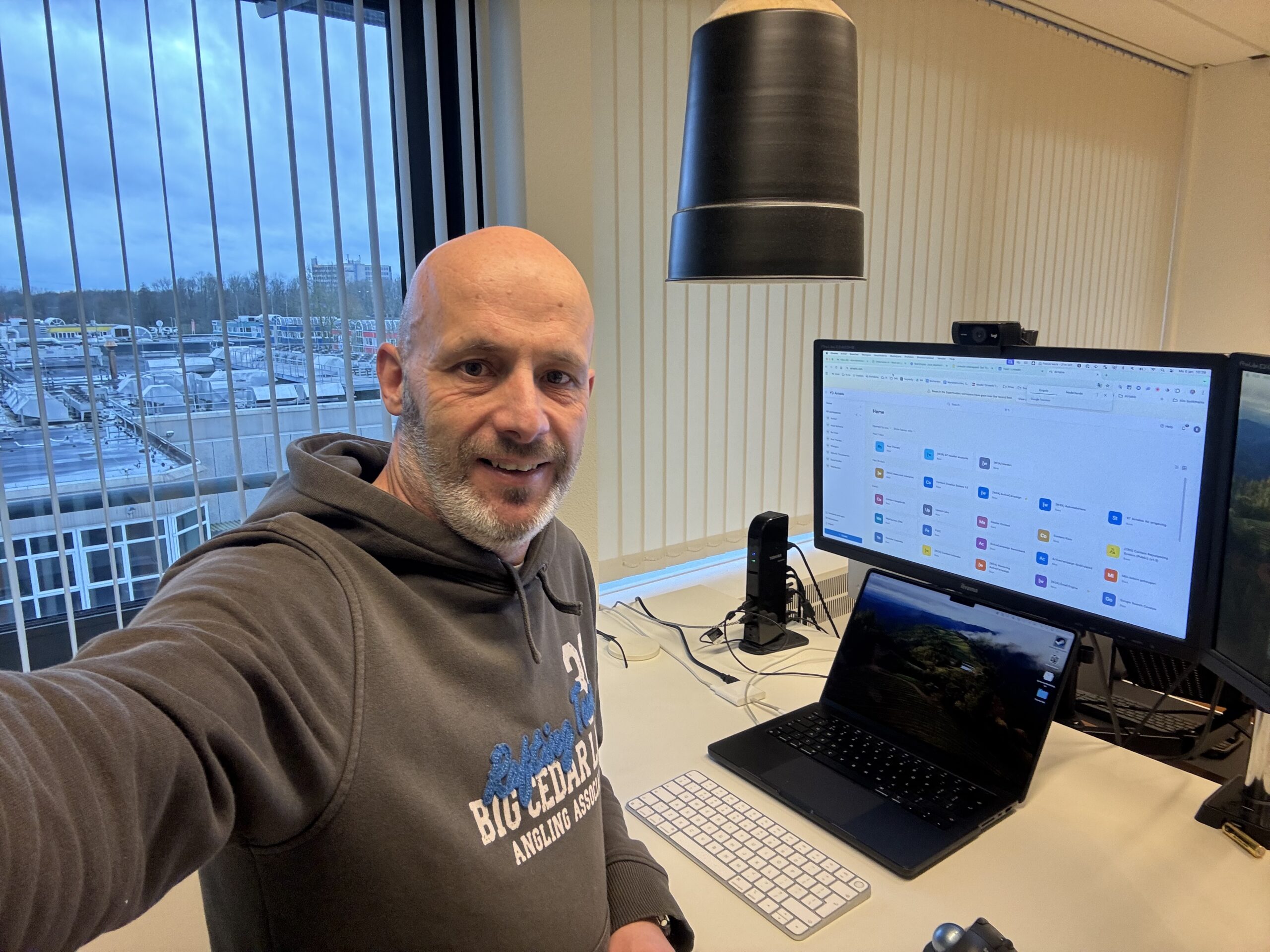 edwin aan bureau met hoodie edwin aan bureau met hoodie scaled